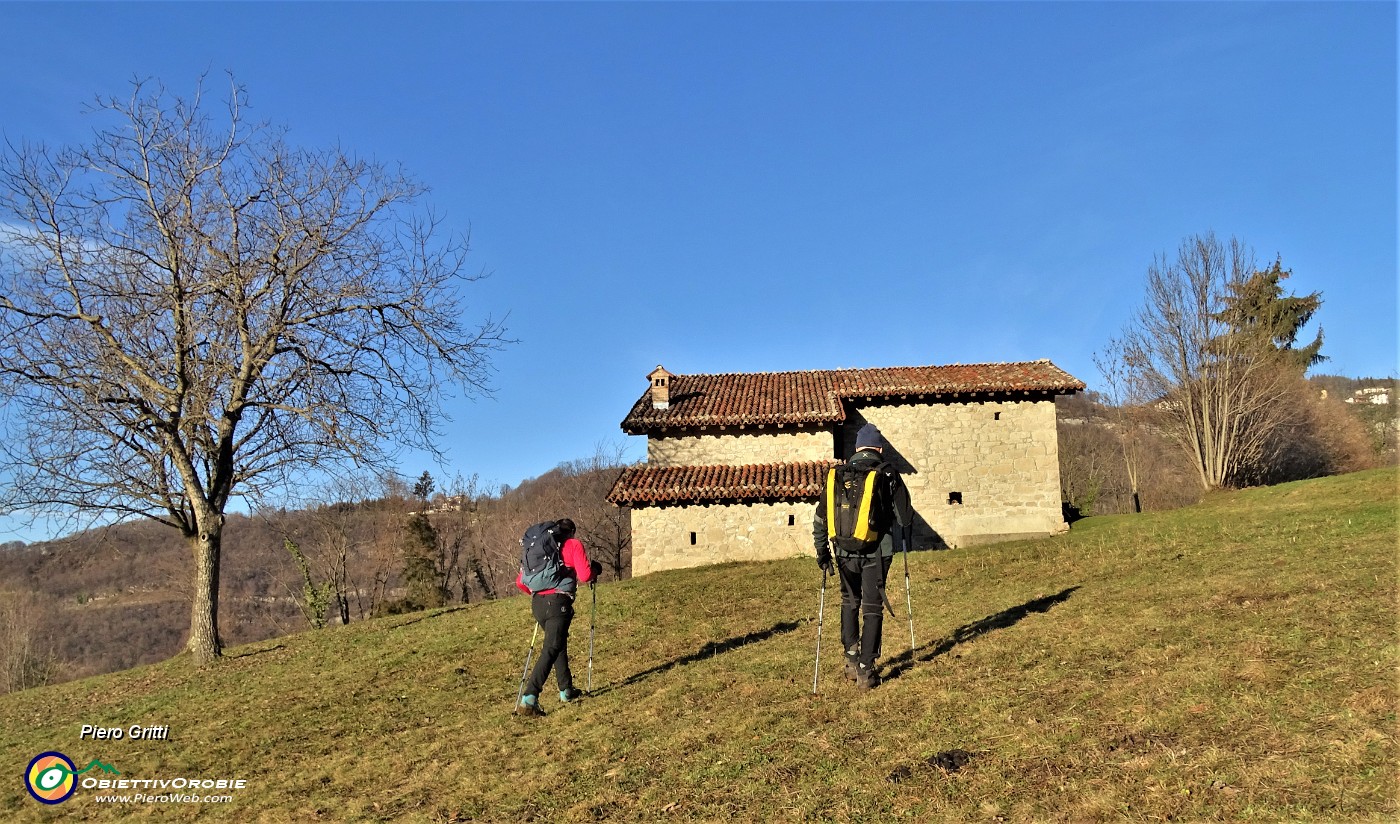 97 A questa bella baita lasciamo i bei pratoni delle Stalle Foldone per prendere il sentiero-raccordo per quello percorso in salita .JPG